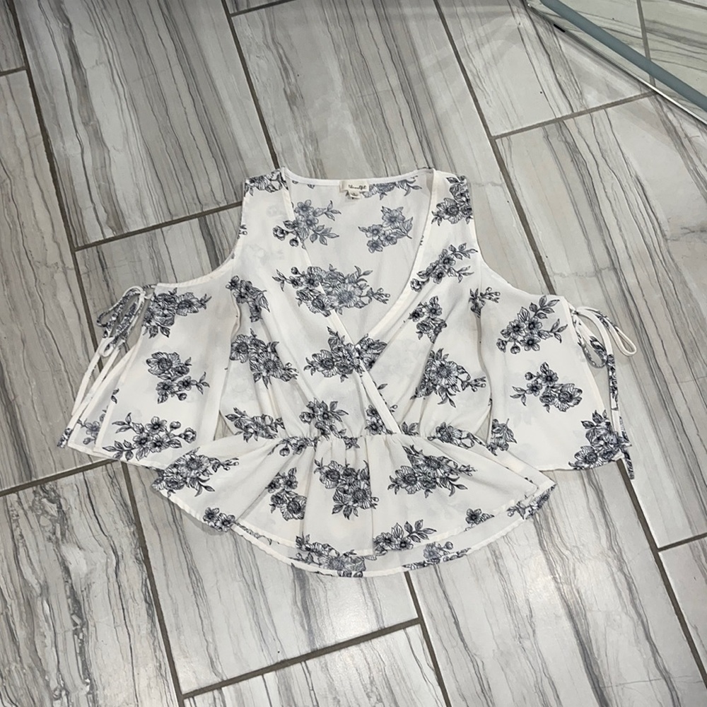 The outfit white string flower top